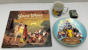 lot 18 image: Misc. SNOW WHITE & THE SEVEN DWARFS Collectibles