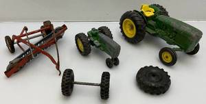 lot 36 image: Vintage Ertl Brand 116 Scale Die-Cast JOHN DEERE Wide Front Tractor & More