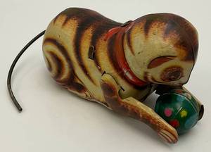 lot 40 image: Vintage 1960s Tin Litho Wind Up Roll Over Cat (WORKS) 4