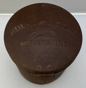 lot 77 image: Antique John Deere Moline ILL. Corn Feed Bucket