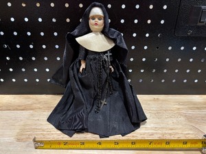 lot 13 image: Vintage Nun Doll