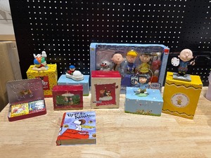 lot 25 image: Collectible Peanuts