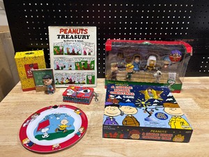 lot 27 image: Collectible Peanuts Items