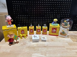 lot 28 image: Collectible Peanuts Items