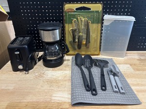 lot 32 image: Small Housewares
