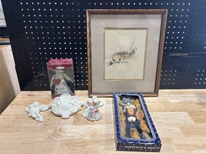lot 38 image: Home Decor and Collectibles