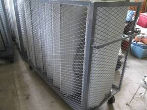 lot 52 image: Heavy duty Metal framed 3-sided cag...