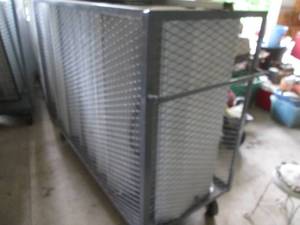 lot 53 image: Heavy duty Metal framed 3-sided cag...