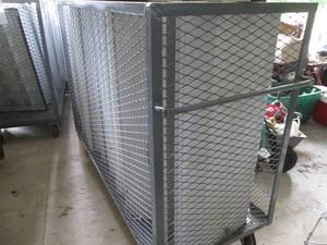 lot 54 image: Heavy duty Metal framed 3-sided cag...