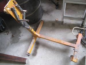 lot 58 image: 1000lb Capacity engine stand...