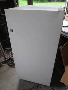 lot 63 image: Vintage Kenmore 10 upright 52in fre...