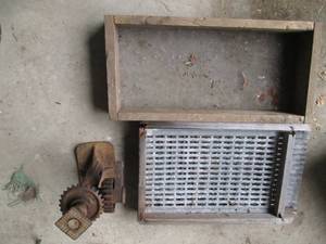lot 90 image: Vintage sifting supplies and bottle...