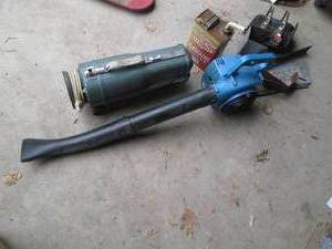 lot 94 image: Gas powered leaf blower, gas can, v...