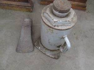 lot 201 image: 30-ton hydraulic bottle jack (no ha...