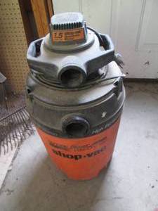 lot 210 image: Portable 12-gallon Blower wetdry s...