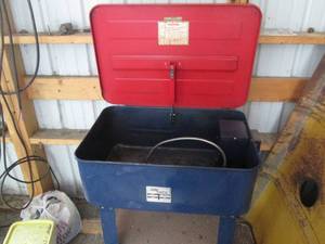 lot 253 image: Nicely maintained parts washer...