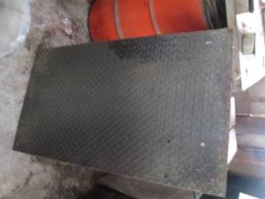 lot 257 image: 43x24in metal diamond plate section...
