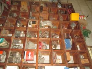 lot 275 image: Content of benchtop hardware organi...