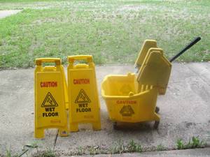 lot 100 image: Professional grade mop bucket with ...