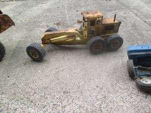 lot 111 image: Vintage metal Tonka grader and inco...