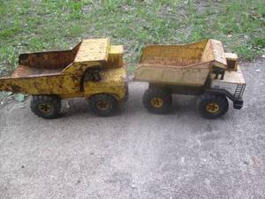 lot 120 image: (2) Vintage metal Tonka Dump trucks...