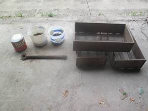 lot 124 image: Wood crate sifting supplies and mis...