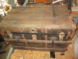 lot 155 image: Antique trunk in good condition