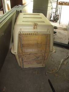 lot 192 image: Large sized pet kennel...