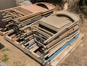 lot 47 image: 17 Metal Folding Chairs - 9 Regualr - 8 Padded - Need powerwash and Paint