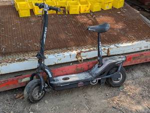 lot 62 image: E Zip 400 - Electric Scooter - ASIS