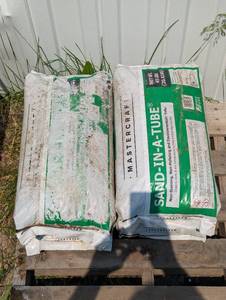 lot 30 image: 4 - 45# Bags of Tube Sand