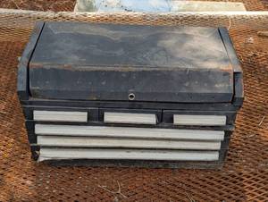 lot 21 image: Husky Tool Box - 26 x 13