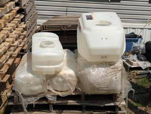 lot 3 image: 5 Poly tanks - 2 21 gallon 3 10 Gallon
