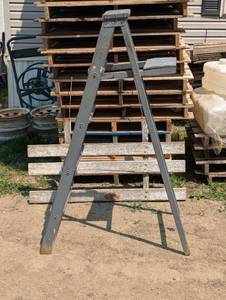 lot 4 image: 5 Foot Wooden Step Ladder