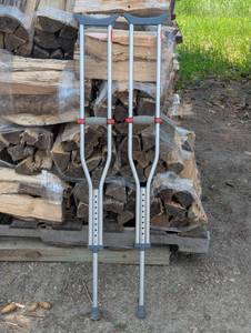 lot 5 image: Guardian Signiture Series Aluminum Crutches