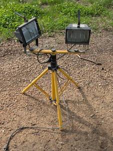 lot 76 image: Yellow Dual Shop Light - As Is