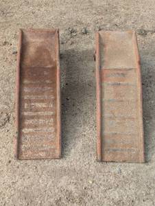 lot 91 image: Pair of TruckCar Ramps - Red