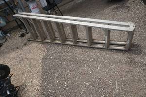 lot 7 image: 8 Aluminum Ladder