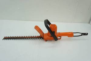 lot 33 image: Black & Decker 16 Hedge Trimmer
