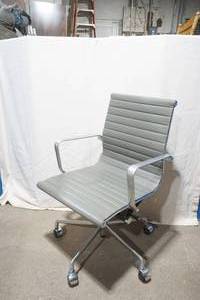 lot 77 image: office chair