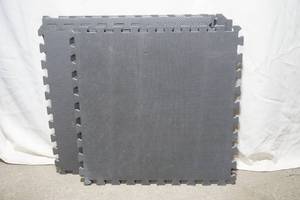 lot 83 image: interlocking floor fatigue mat