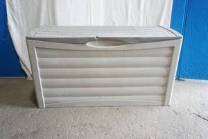 lot 99 image: patio box