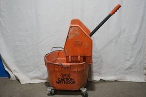 lot 109 image: White 4000 Mop Bucket
