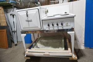 lot 113 image: Antique Monarch Electric Stove