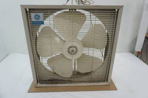 lot 131 image: Vintage GE 3-Speed Metal Box Fan