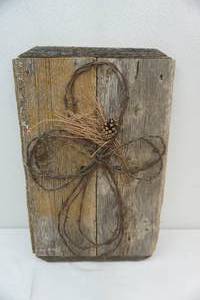 lot 162 image: Barbed Wire Cross Decor 14x 22