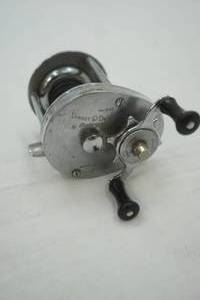 lot 189 image: Vintage Shakespeare #1950 Direct Drive Model SD Fishing Reel