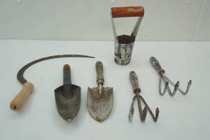 lot 231 image: Gardening Tools