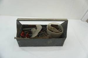 lot 252 image: Vintage Metal Tool Caddy & Contents
