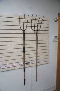 lot 286 image: Pitchforks (2ct)